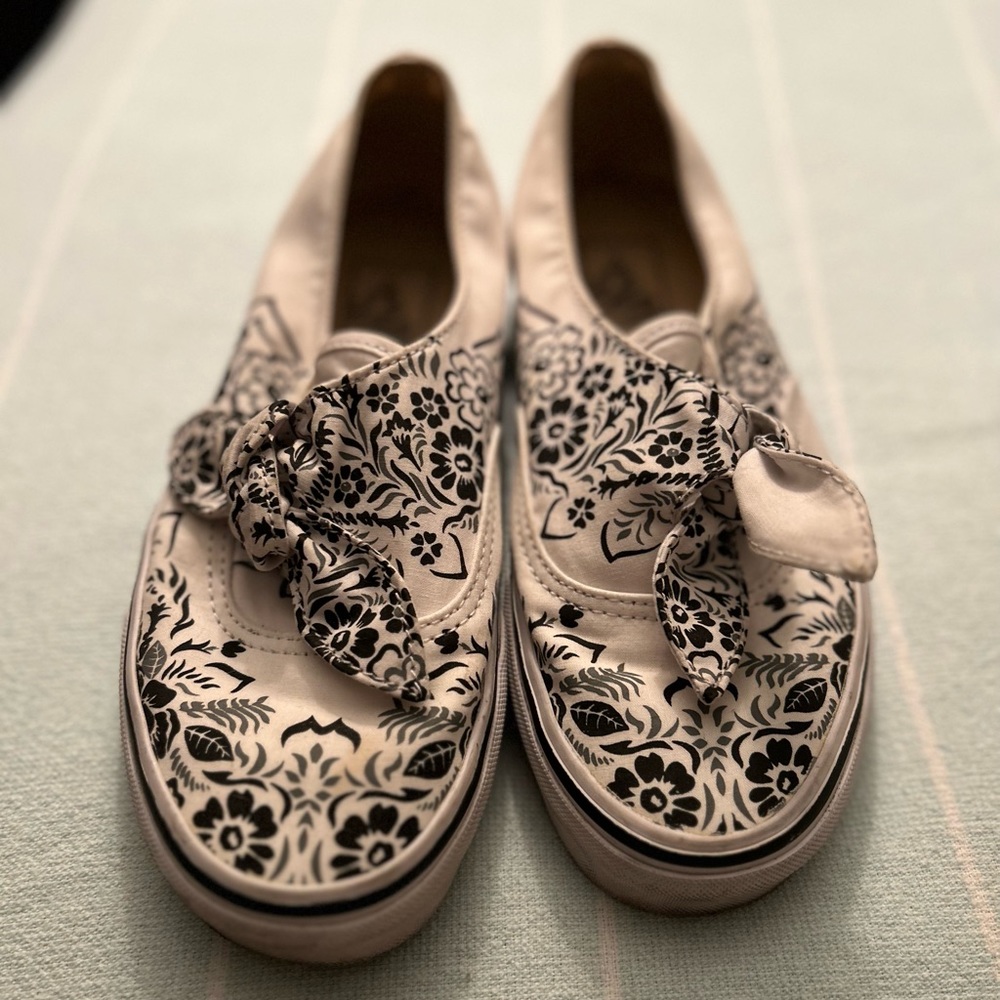 RARE - Super Cute VANS - slip-on white bandana with bow - Size 3.5Y - Women’s 5